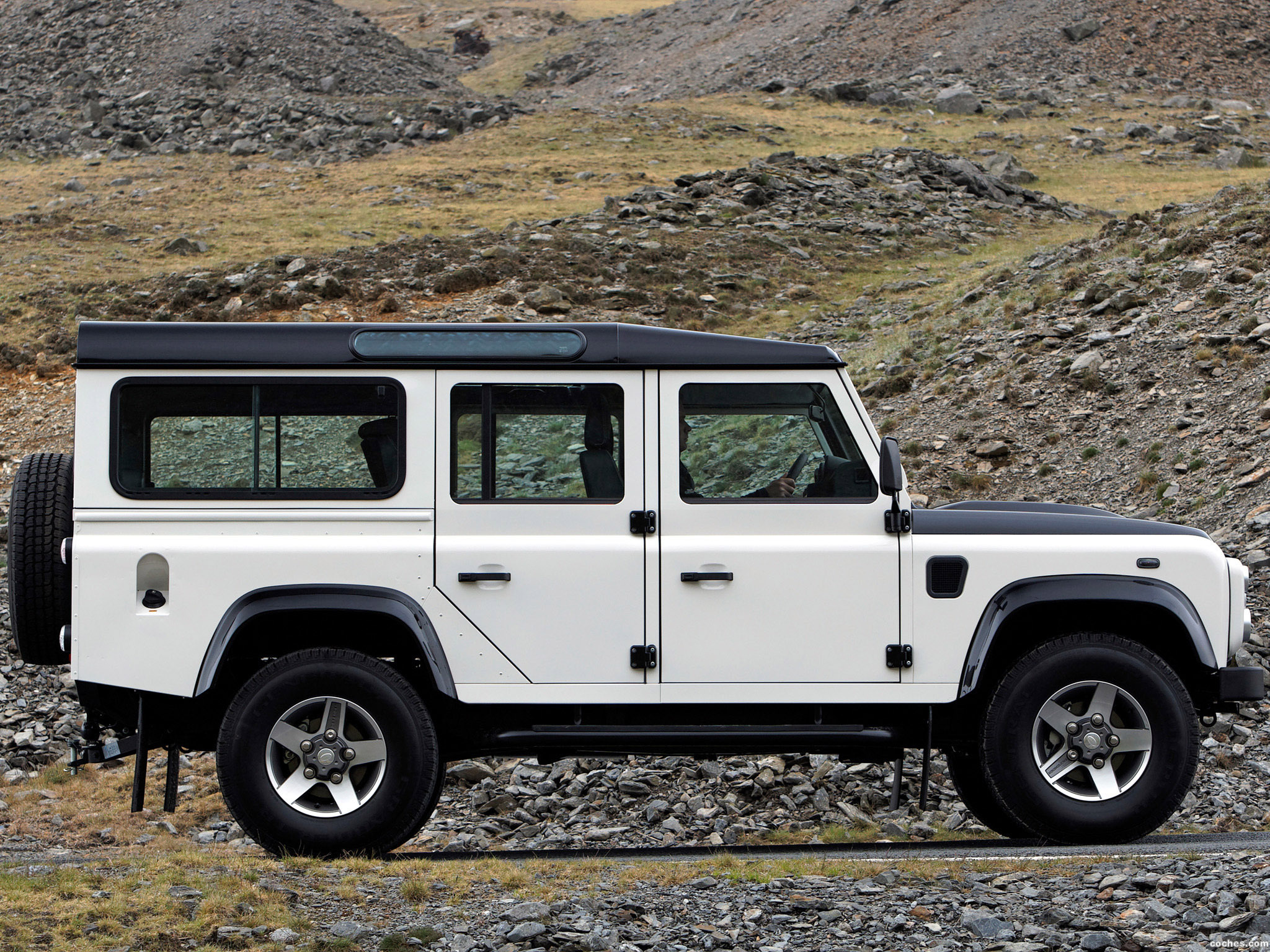 Land rover defender 2009